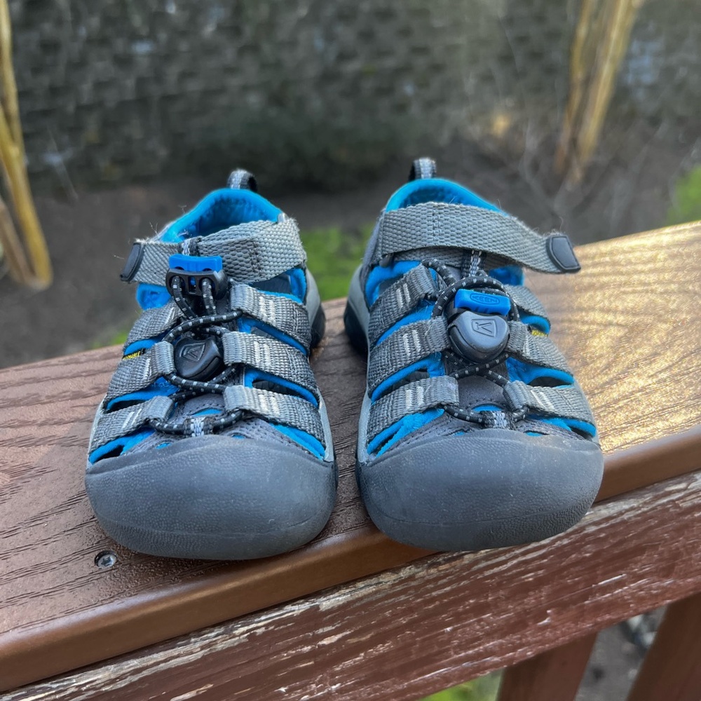 KEEN Kids' Newport H2 Closed Toe Water Sandal in Magnet/Brilliant Blue Size 8